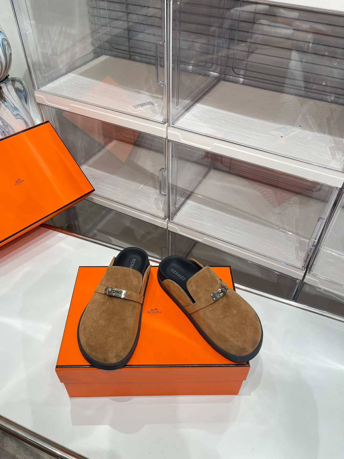 Women's shoes 240 men + 10🐮🐮HERMES Hermes' latest kelly buckle couple's Birkenstock slippers, classic family language design! It looks good no matter how you match it! Casual and high-end feeling, the comfort is also great, with a variety of colorful socks, a trendy sense of high-end ●Upper: imported cow suede ●Inner: imported sheepskin ●Foot pads: imported mixed sheepskin ●Outsole: T women's shoes u non-slip and wear-resistant outsole ●Code number: male 39-44 (45 46 customized) female 35-40 (41 42 customized)
